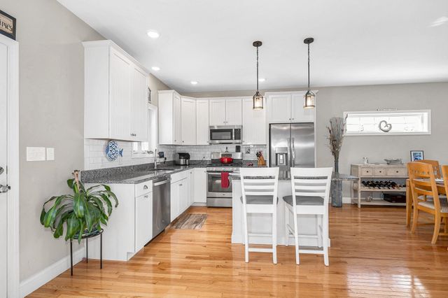 8 Crown Point Circle, Merrimack, NH 03054