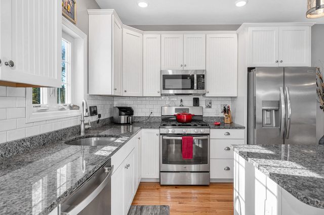 8 Crown Point Circle, Merrimack, NH 03054