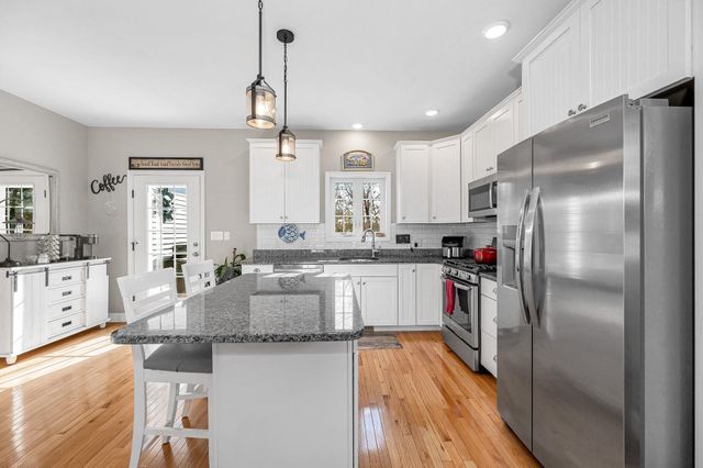 8 Crown Point Circle, Merrimack, NH 03054