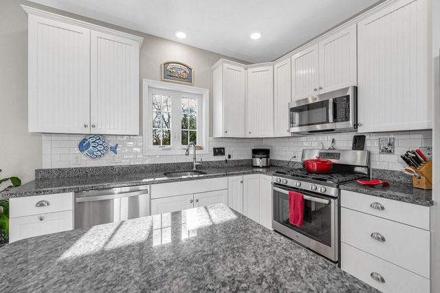 8 Crown Point Circle, Merrimack, NH 03054