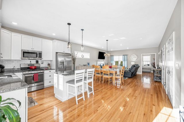 8 Crown Point Circle, Merrimack, NH 03054