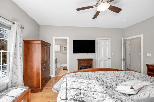 8 Crown Point Circle, Merrimack, NH 03054