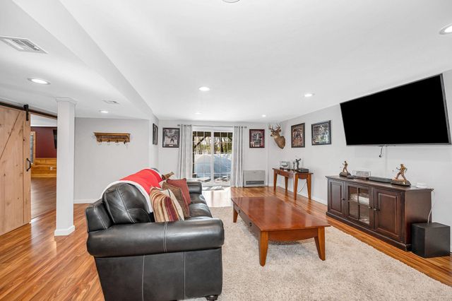 8 Crown Point Circle, Merrimack, NH 03054