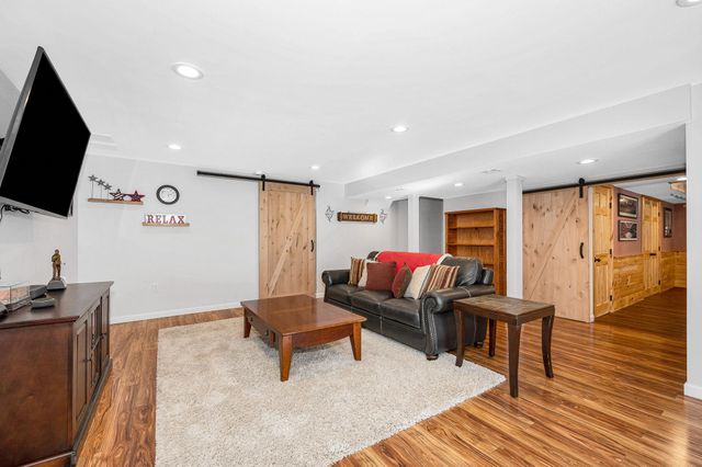 8 Crown Point Circle, Merrimack, NH 03054