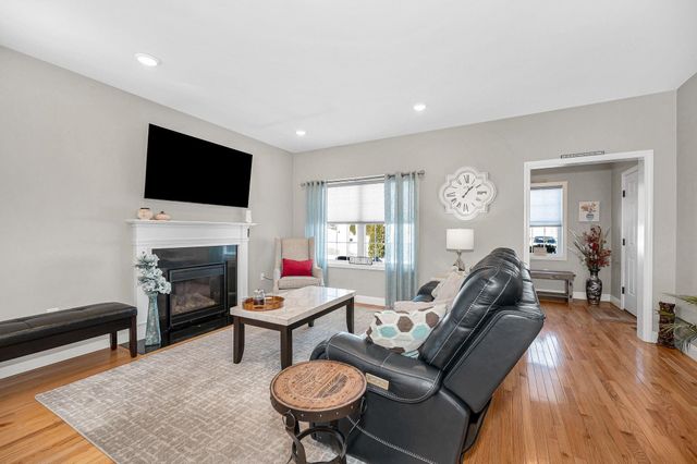 8 Crown Point Circle, Merrimack, NH 03054