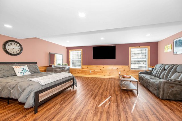 8 Crown Point Circle, Merrimack, NH 03054