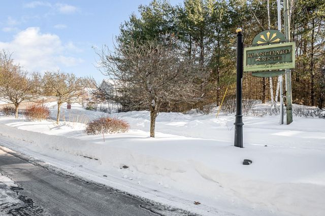 8 Crown Point Circle, Merrimack, NH 03054