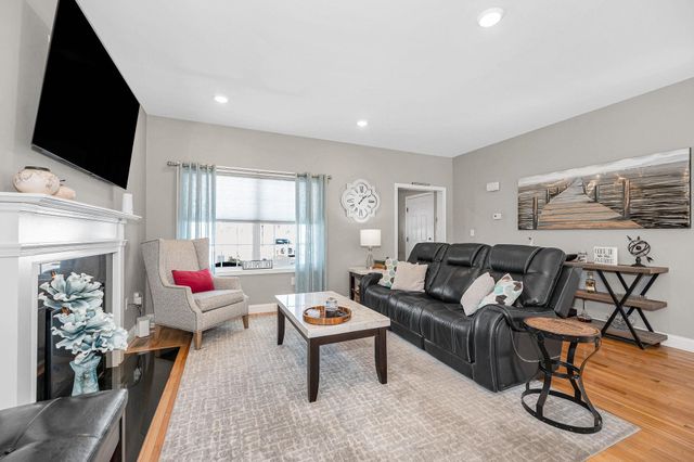 8 Crown Point Circle, Merrimack, NH 03054