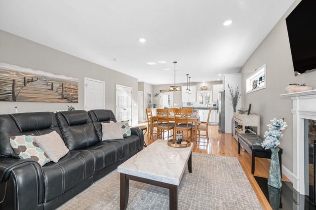 8 Crown Point Circle, Merrimack, NH 03054