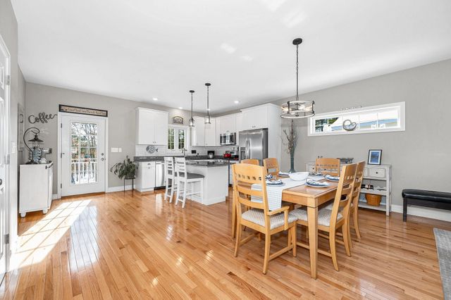 8 Crown Point Circle, Merrimack, NH 03054