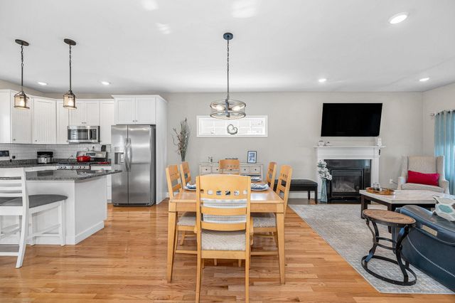 8 Crown Point Circle, Merrimack, NH 03054