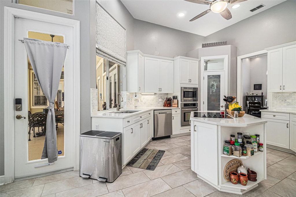 Image 7 of property listing at 9537 CASTLEFORD POINT, Orlando, FL 32836