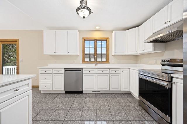 14 Belcourt Rd, Worcester, MA 01605