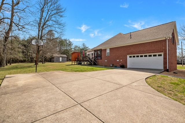 1250 Old East Side Rd, Burns, TN 37029