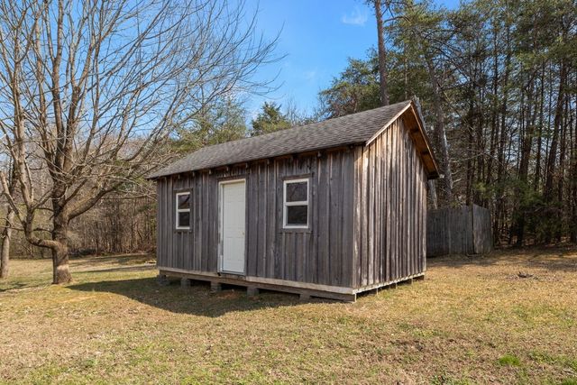 1250 Old East Side Rd, Burns, TN 37029