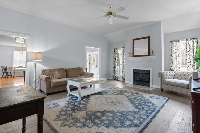 1250 Old East Side Rd, Burns, TN 37029