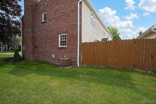 57 Wimbledon Lane, West Seneca, NY 14224