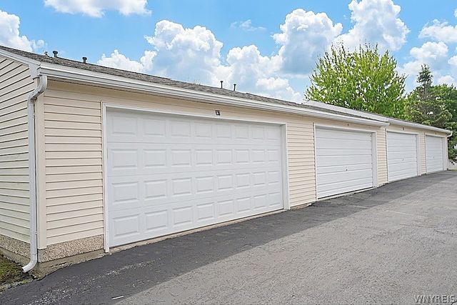 57 Wimbledon Lane, West Seneca, NY 14224