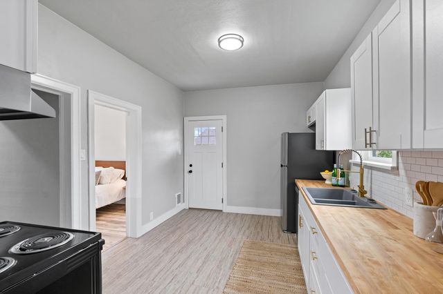 8102 E Valleyway Ave, Spokane Valley, WA 99212