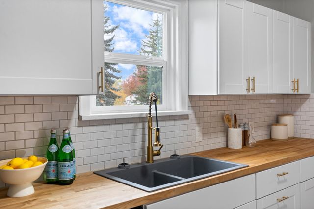 8102 E Valleyway Ave, Spokane Valley, WA 99212