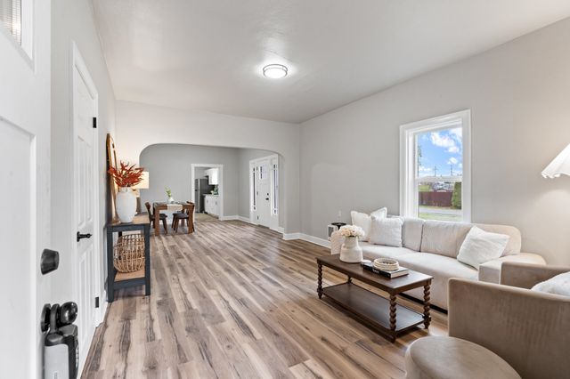 8102 E Valleyway Ave, Spokane Valley, WA 99212