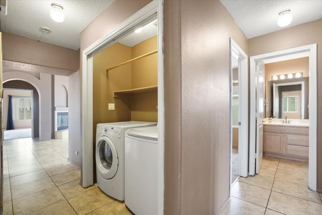 7701 Kentwood Avenue NW, Albuquerque, NM 87114