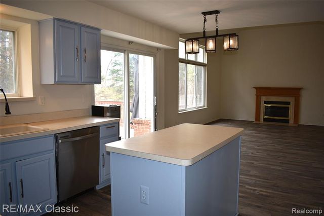 201 Columbia Drive, South Lyon, MI 48178