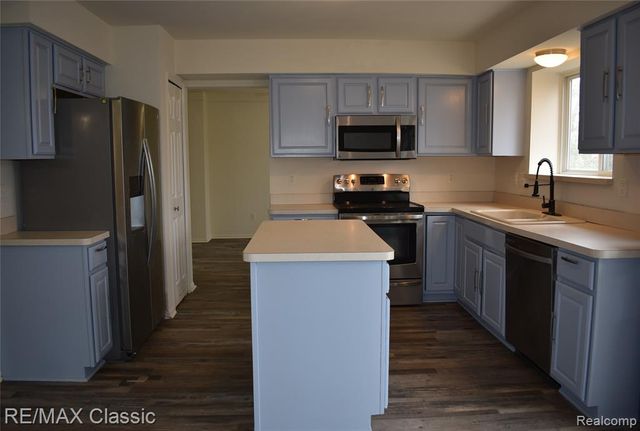 201 Columbia Drive, South Lyon, MI 48178