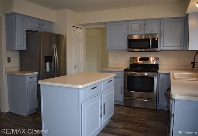 201 Columbia Drive, South Lyon, MI 48178