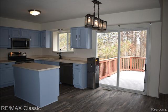 201 Columbia Drive, South Lyon, MI 48178