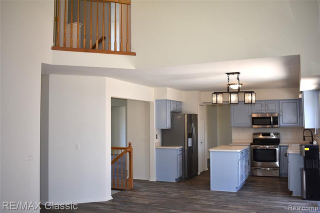 201 Columbia Drive, South Lyon, MI 48178