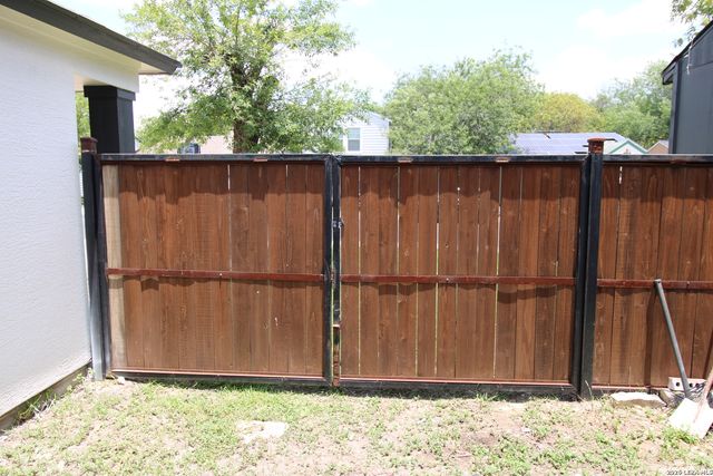 10002 BIRCH FIELD DR, San Antonio, TX 78245