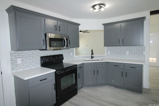 10002 BIRCH FIELD DR, San Antonio, TX 78245