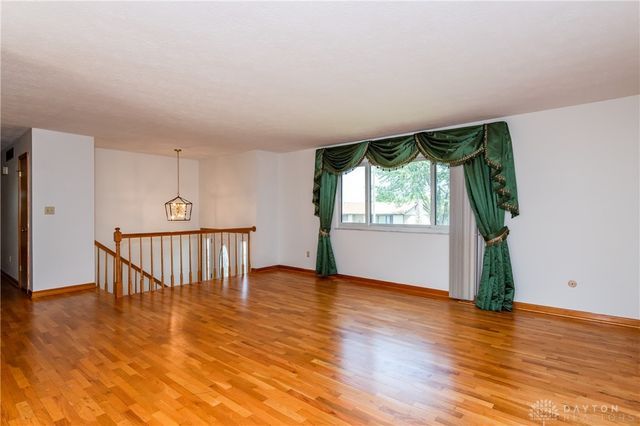 827 Moon Court, Miamisburg, OH 45342