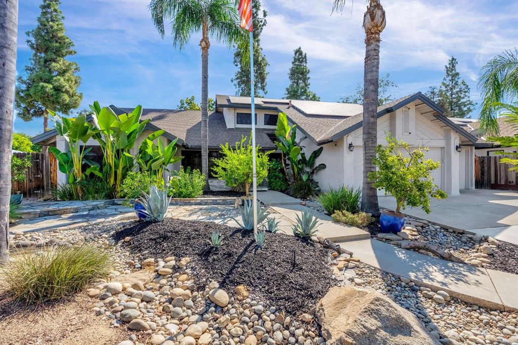 Image 1 of property listing at 7556 N 6th Street, Fresno, CA 93720