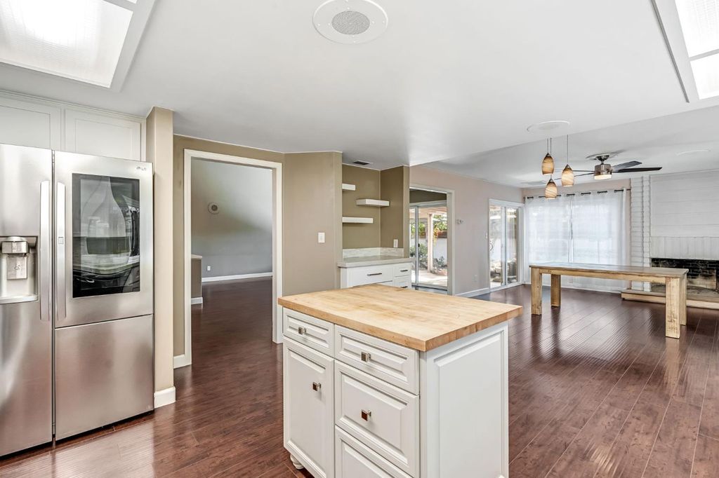 Image 11 of property listing at 7556 N 6th Street, Fresno, CA 93720