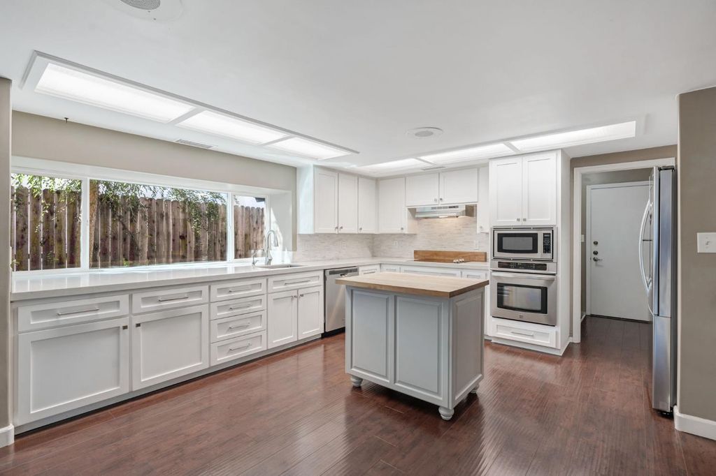 Image 13 of property listing at 7556 N 6th Street, Fresno, CA 93720