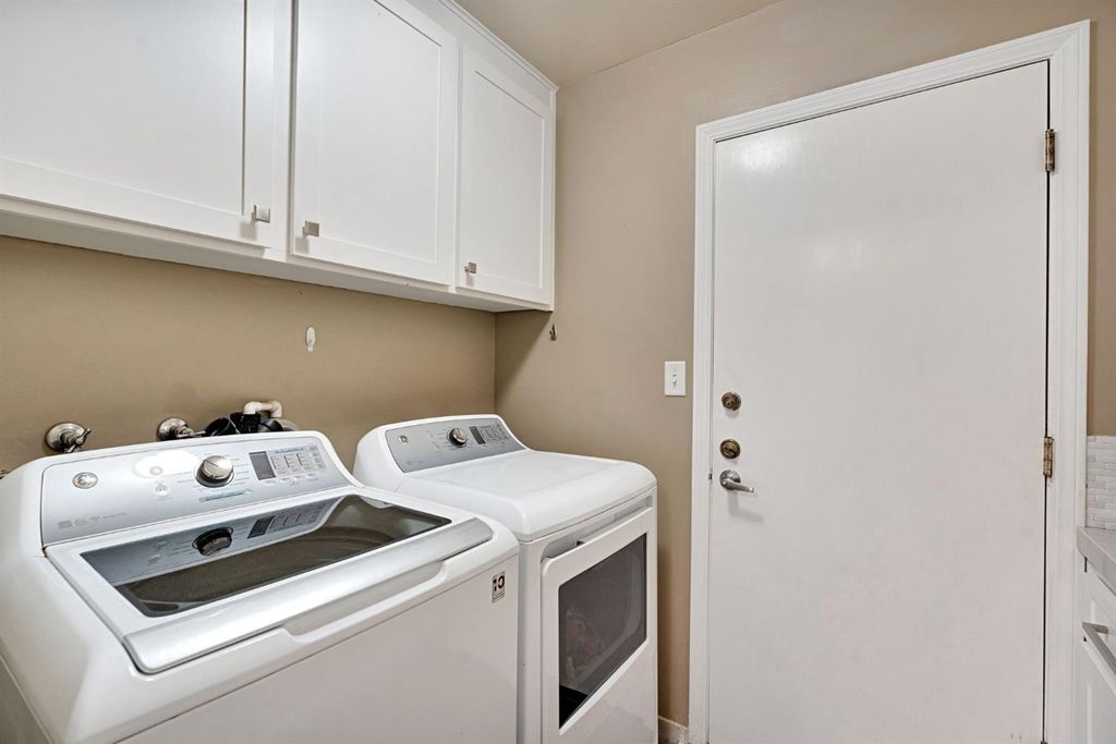 Image 17 of property listing at 7556 N 6th Street, Fresno, CA 93720