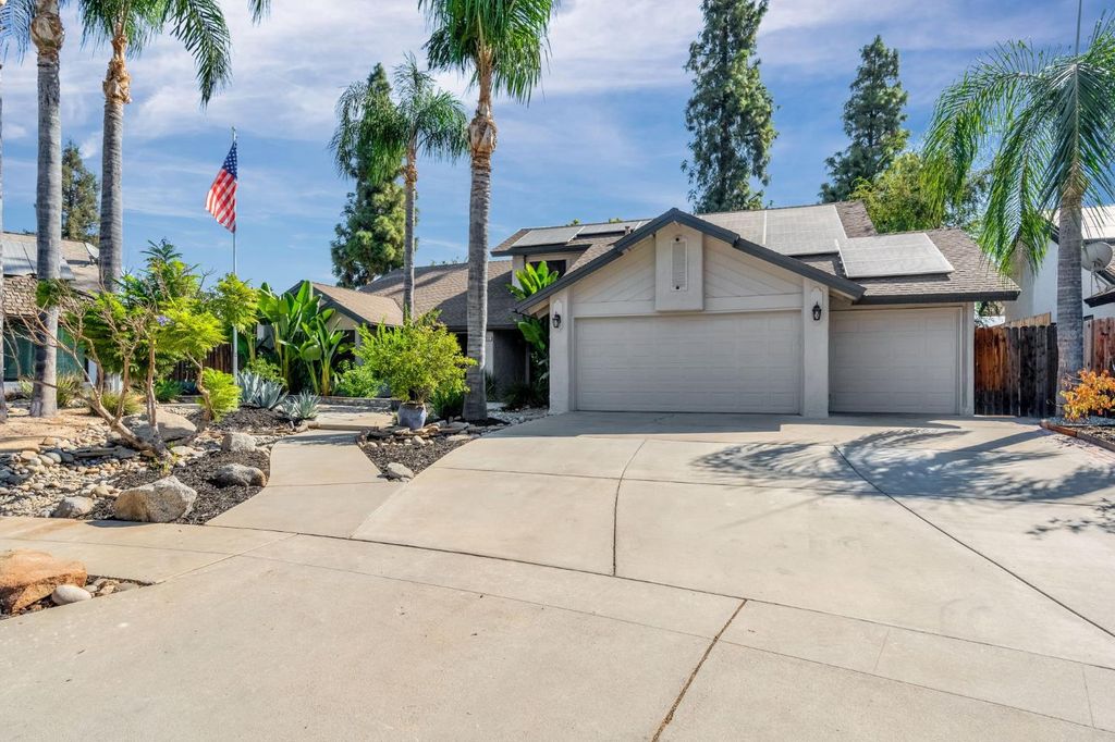 Image 2 of property listing at 7556 N 6th Street, Fresno, CA 93720