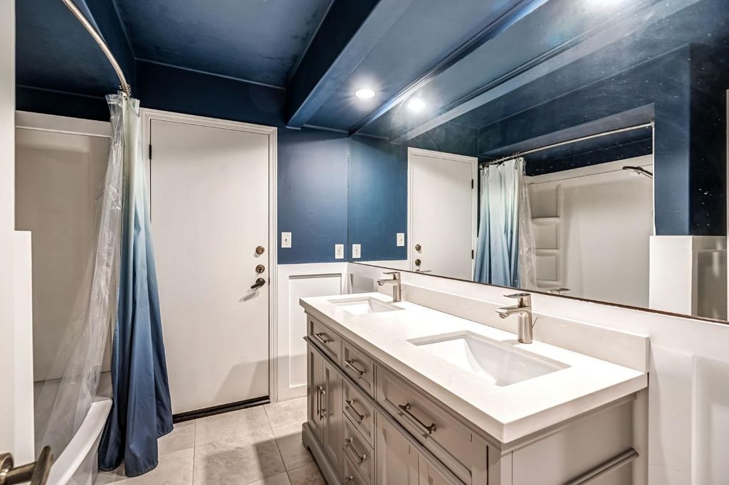 Image 20 of property listing at 7556 N 6th Street, Fresno, CA 93720