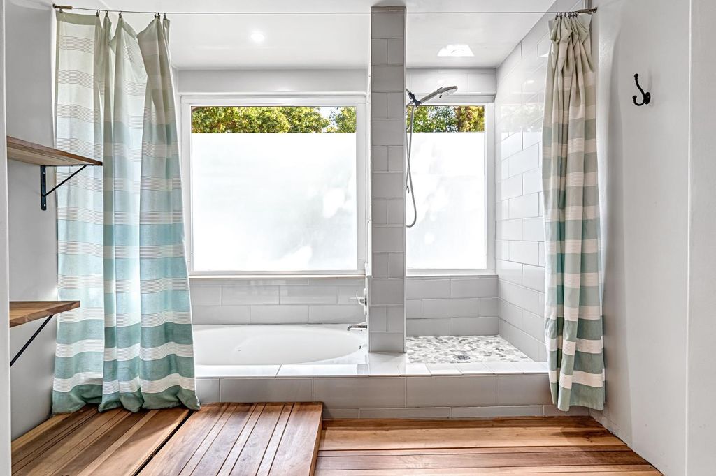 Image 27 of property listing at 7556 N 6th Street, Fresno, CA 93720
