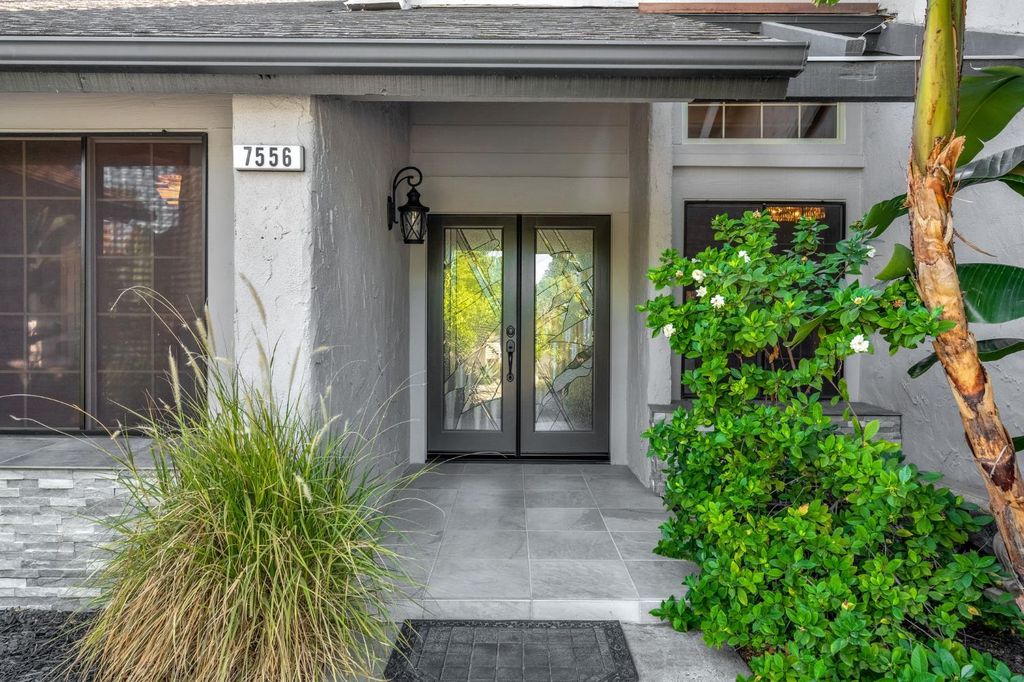 Image 3 of property listing at 7556 N 6th Street, Fresno, CA 93720