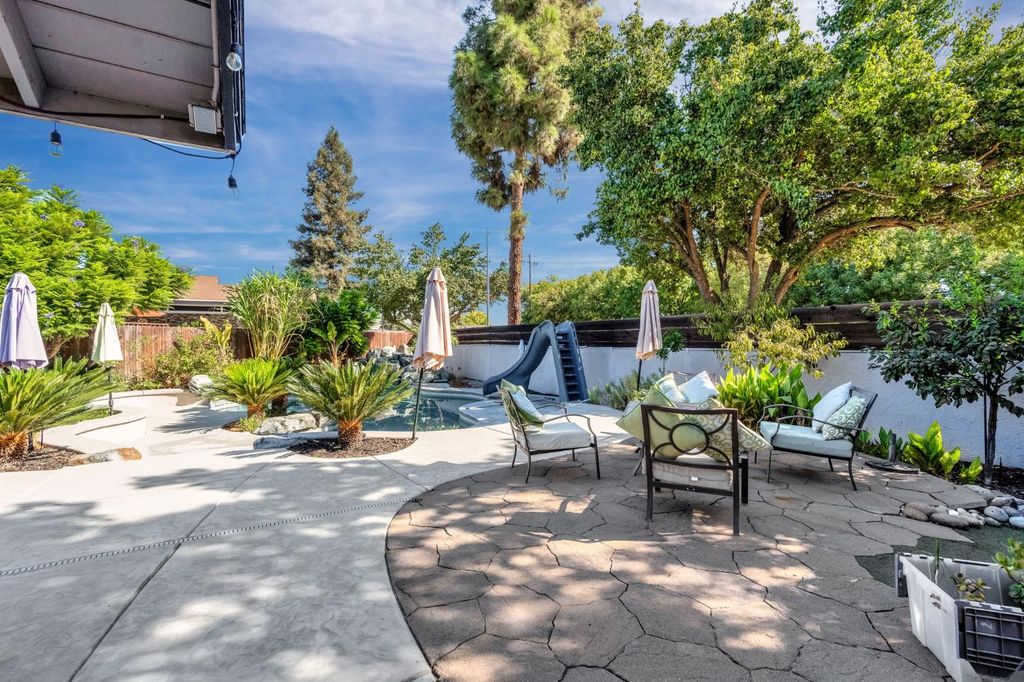 Image 32 of property listing at 7556 N 6th Street, Fresno, CA 93720