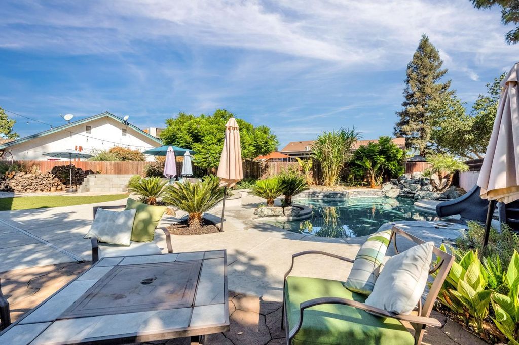 Image 33 of property listing at 7556 N 6th Street, Fresno, CA 93720