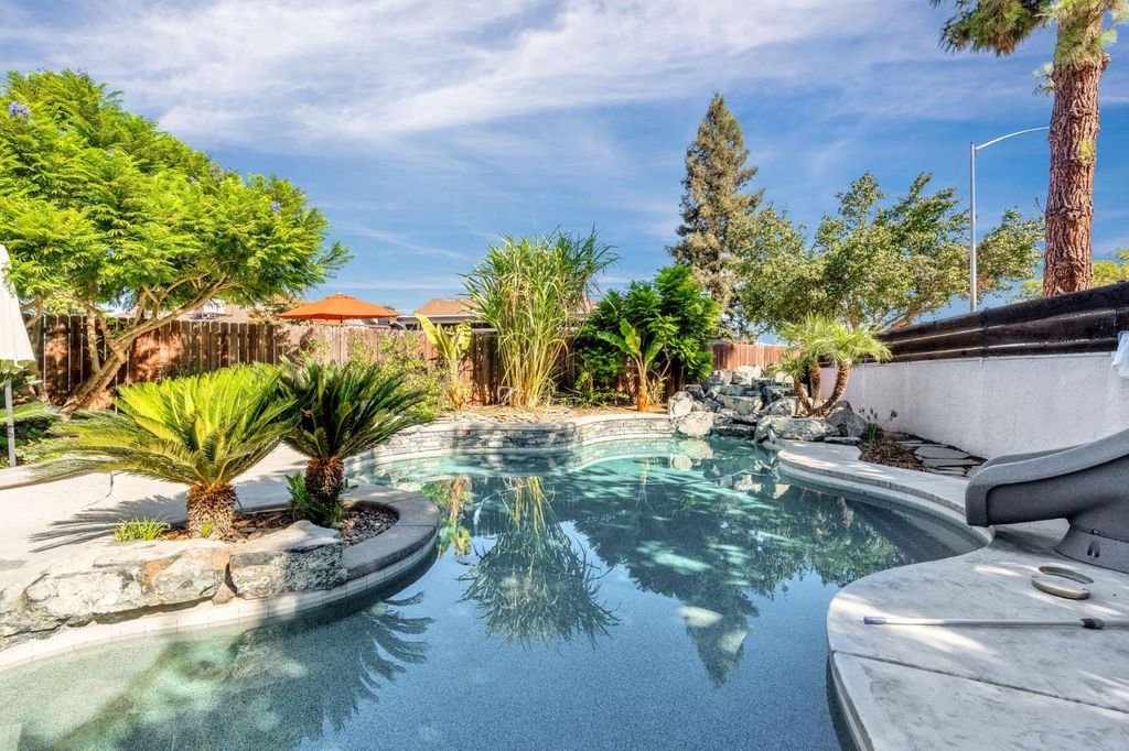 Image 34 of property listing at 7556 N 6th Street, Fresno, CA 93720