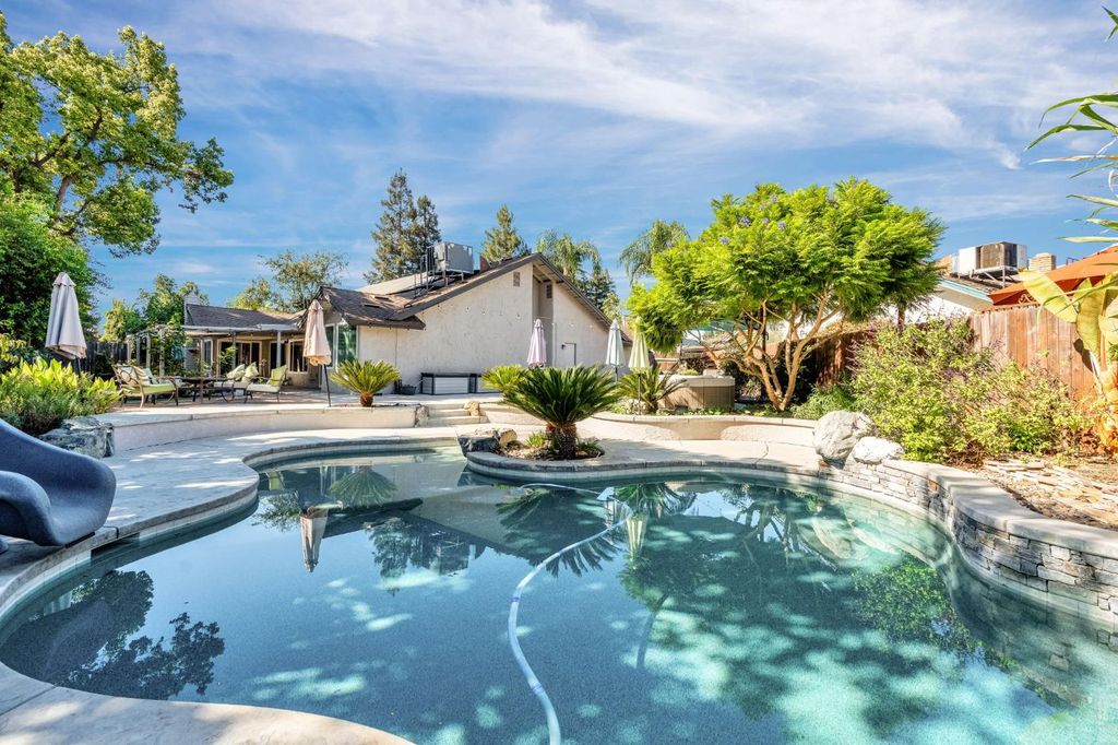 Image 35 of property listing at 7556 N 6th Street, Fresno, CA 93720
