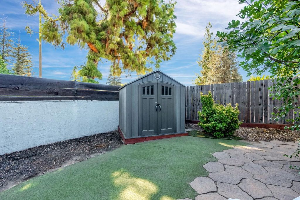 Image 37 of property listing at 7556 N 6th Street, Fresno, CA 93720