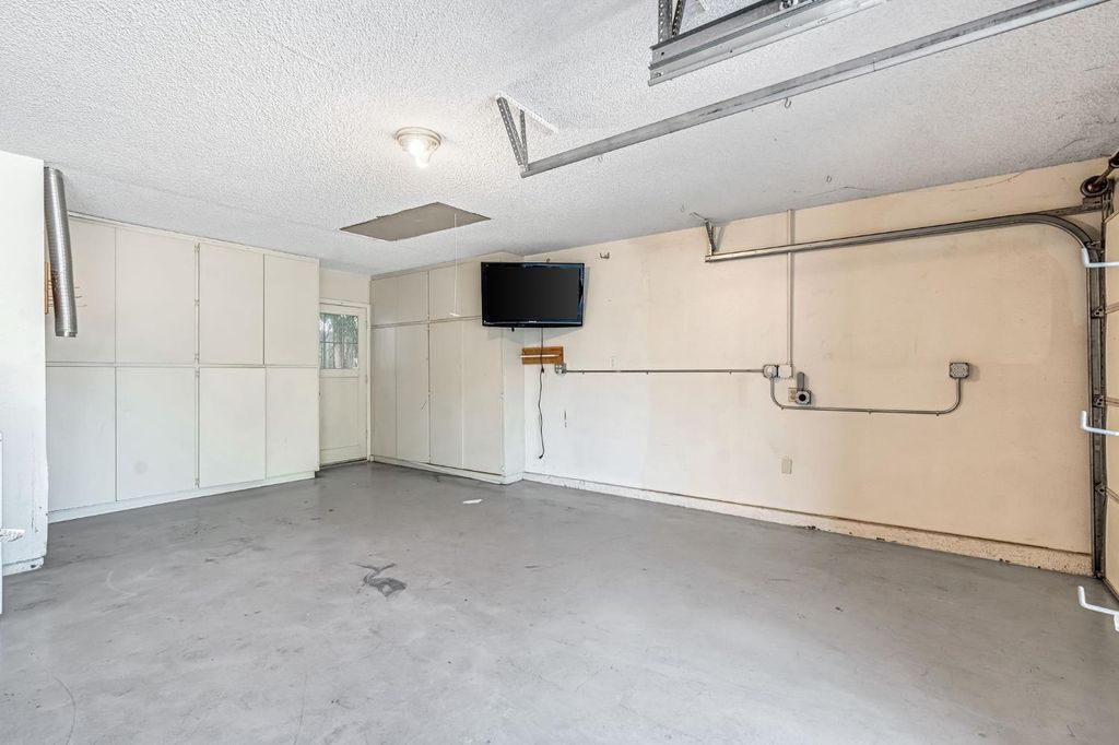 Image 38 of property listing at 7556 N 6th Street, Fresno, CA 93720
