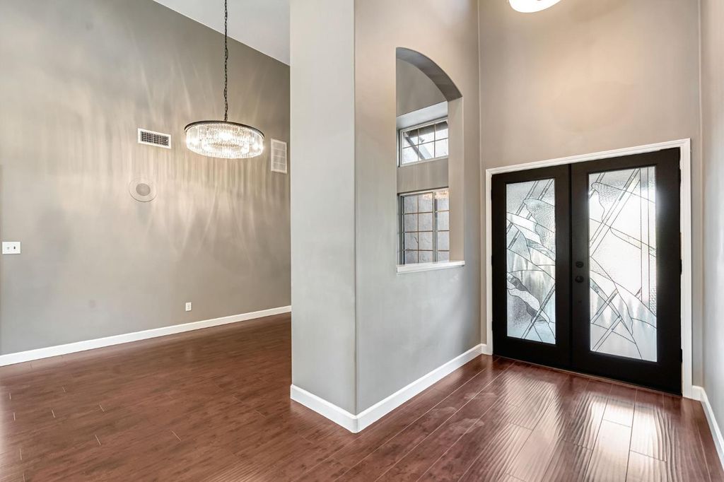 Image 4 of property listing at 7556 N 6th Street, Fresno, CA 93720