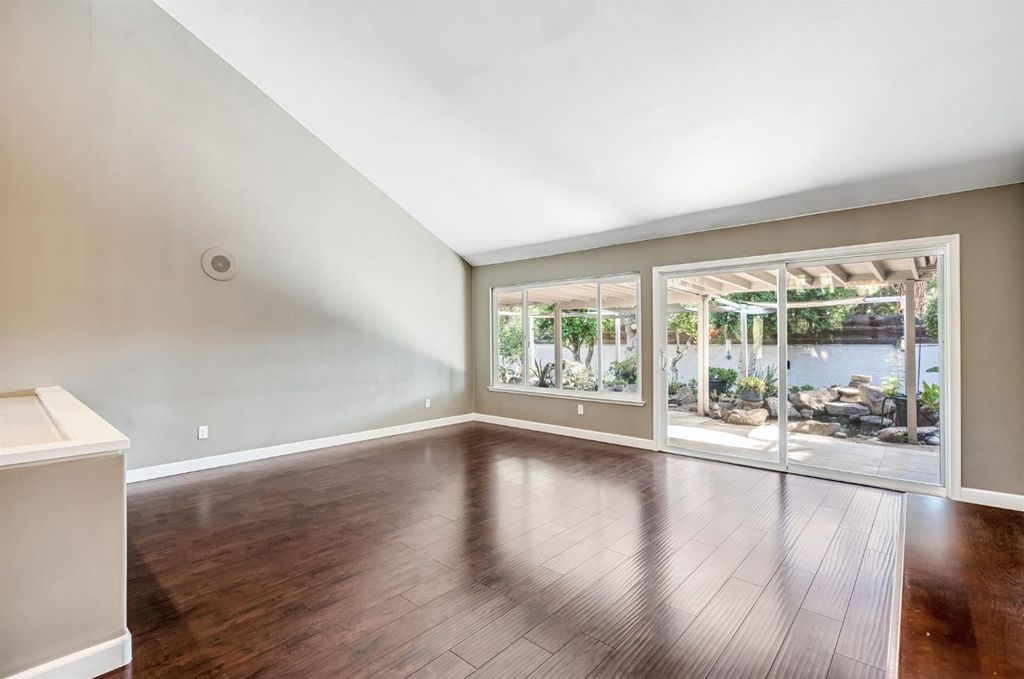 Image 6 of property listing at 7556 N 6th Street, Fresno, CA 93720
